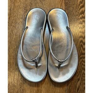 Olukai Huawai Leather Thong Sandal in Bubbly Metallic Gold Measures Sz 11.5